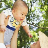 笑顔の赤ちゃんとママ