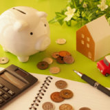 (アイキャッチ) お金 家計 電卓 経済