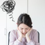 イライラ 悩む 女性